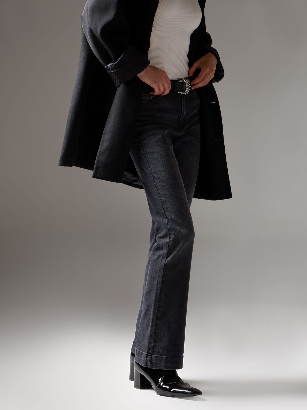 Jeans Corte Flare Trumpet Negro